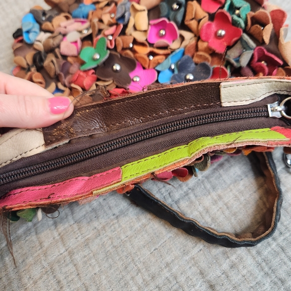 Vintage Leather Shoulder purse with riveted studded flower Hobo Hippie design - Picture 13 of 13